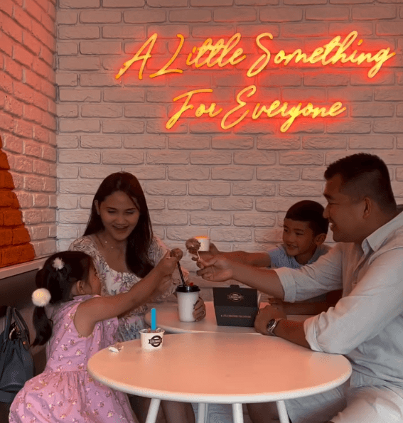 Thumbnail for Christmas vibes in the City