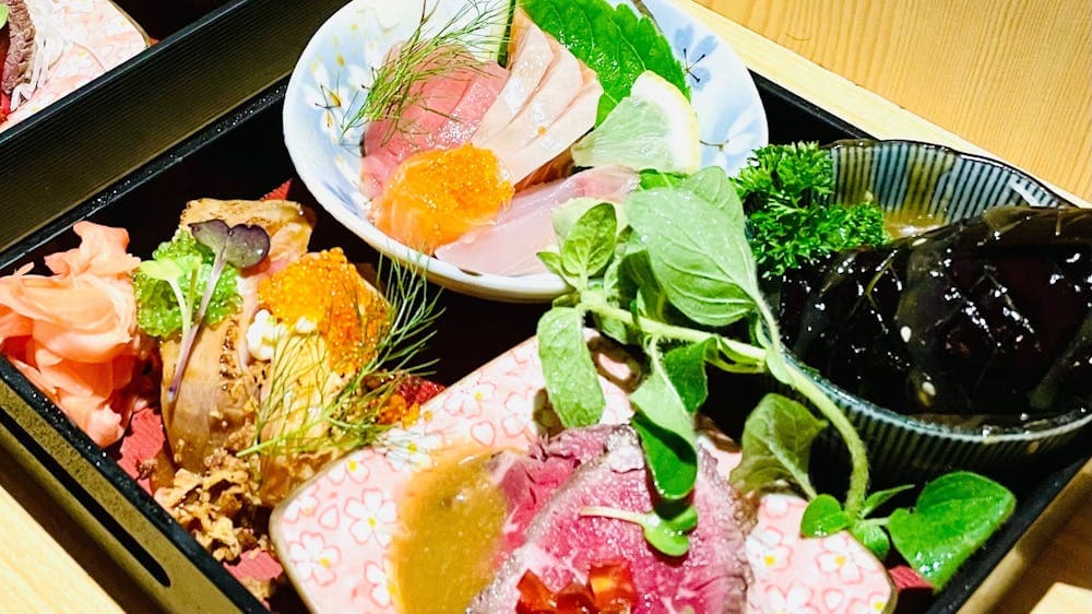 - Sashimi - Aburi sushi - Eggplant - Wagyu Tataki - Teriyaki -Tempurae - Rice - Miso soup - Pickles