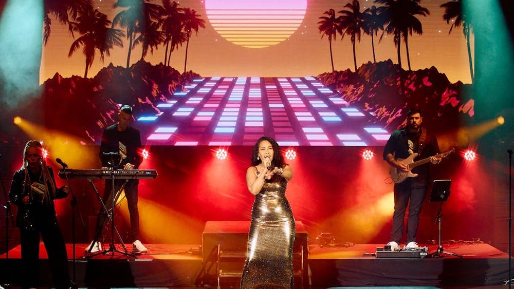 Paulini on stage